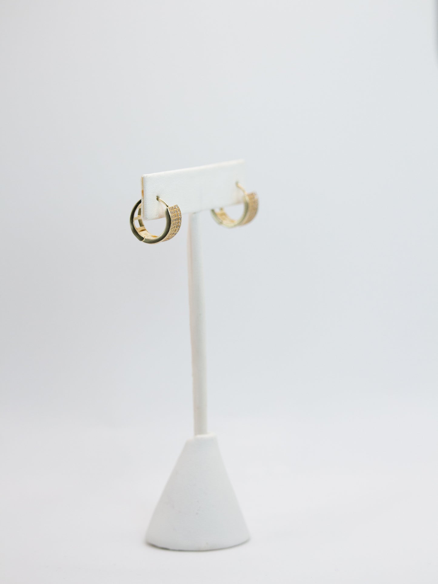 ARETES PAVE HUGGIES