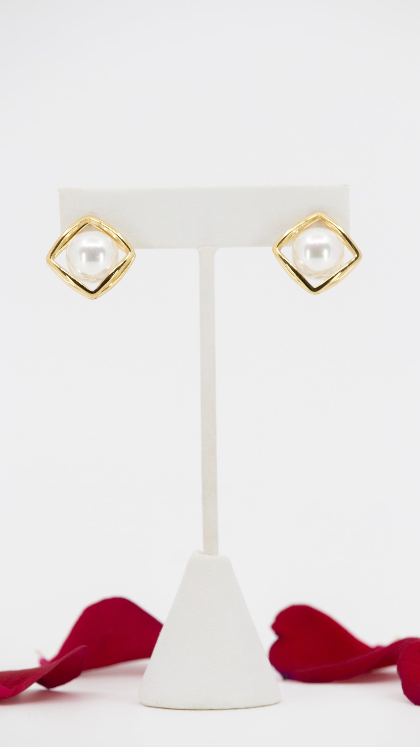 ARETES DIAMOND SHAPE AND PEARLS