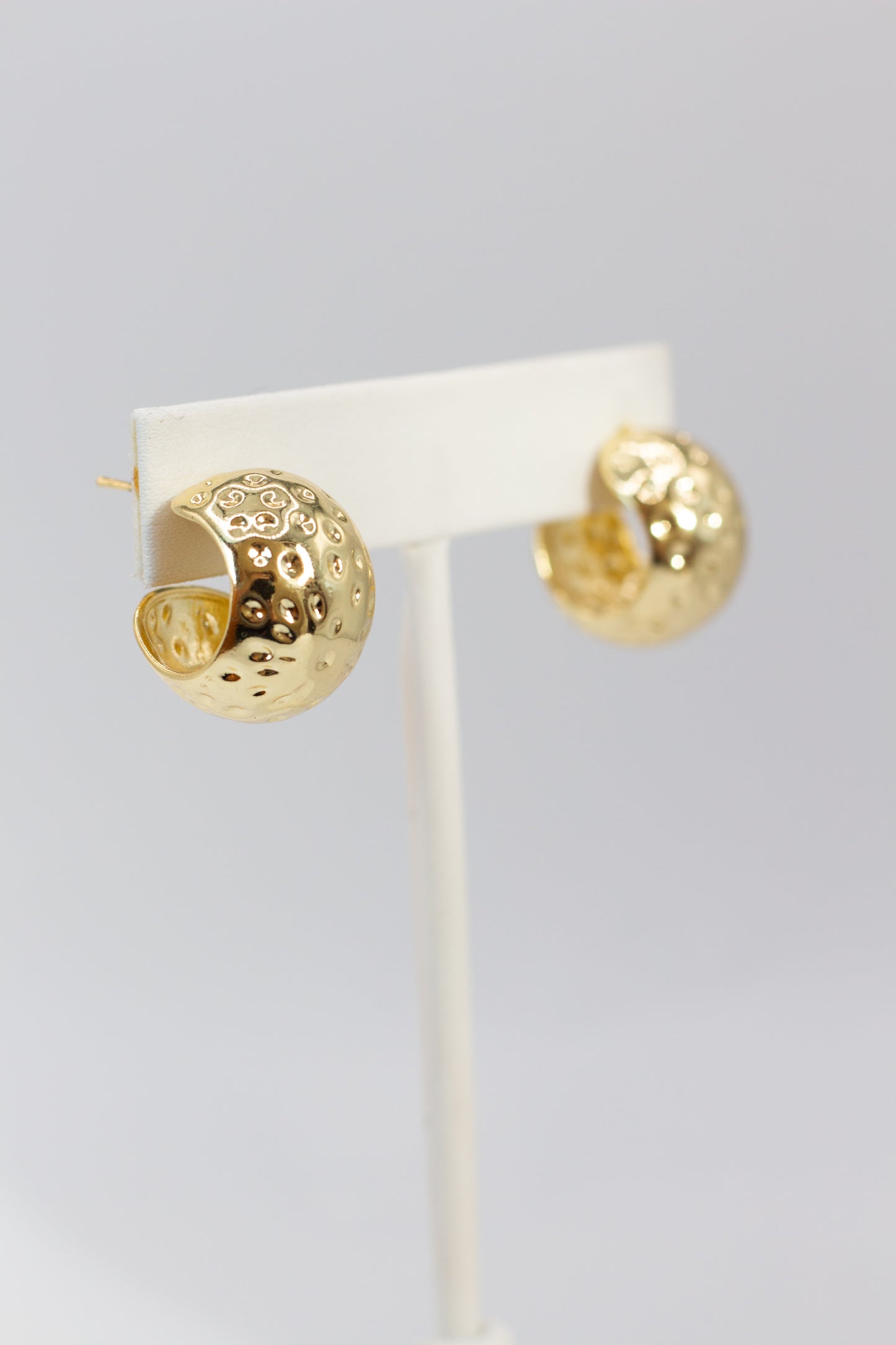 ARETES TIPO HUGGIES CON TEXTURA