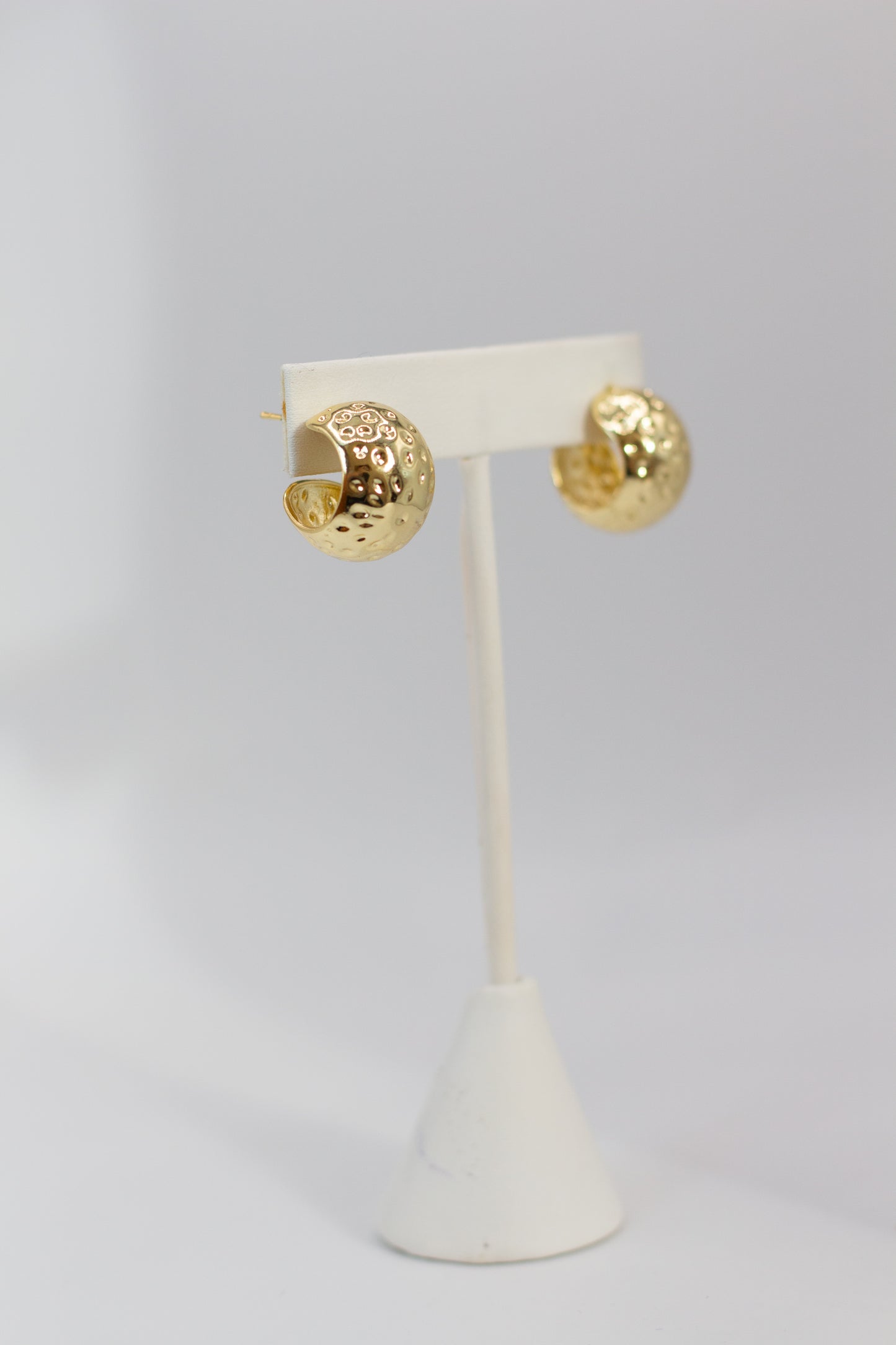 ARETES TIPO HUGGIES CON TEXTURA