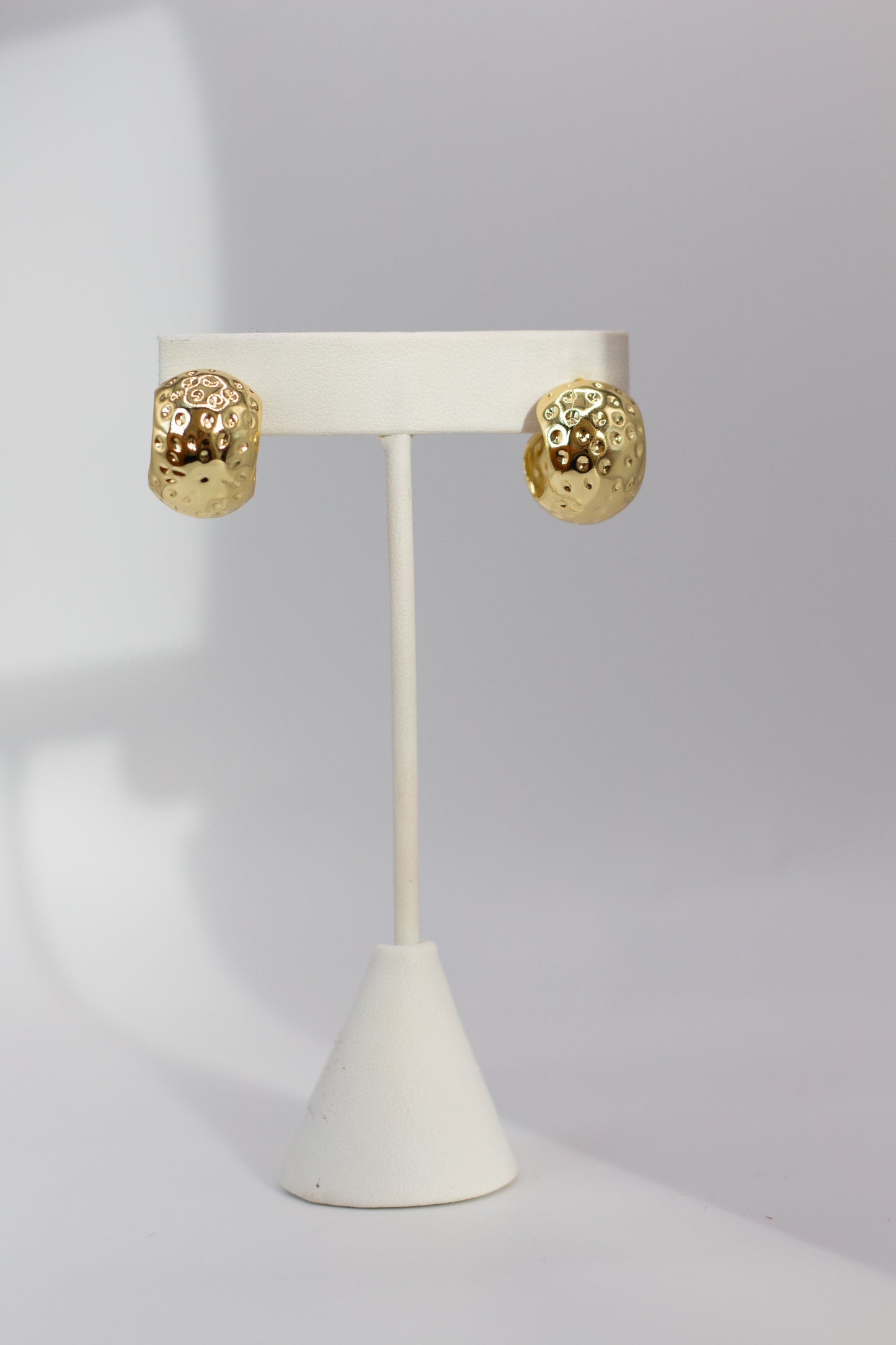 ARETES TIPO HUGGIES CON TEXTURA