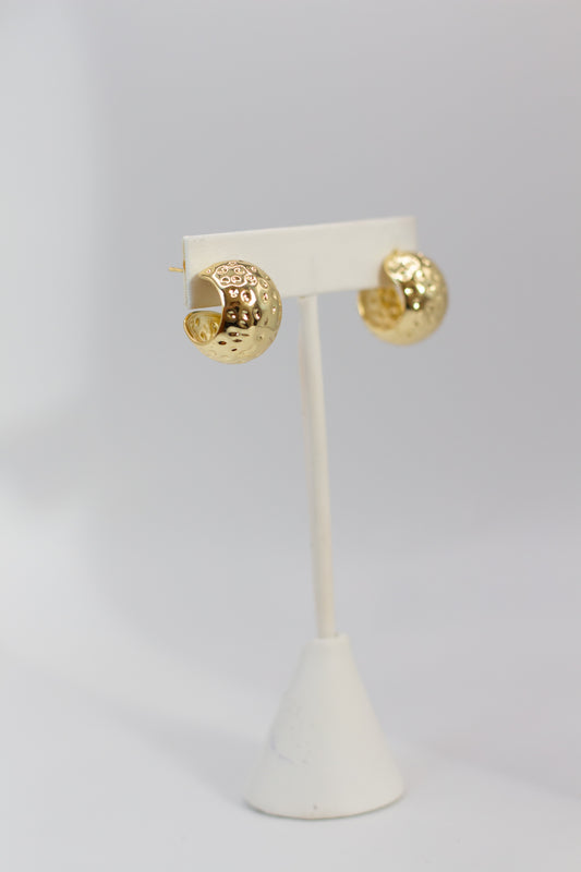 ARETES TIPO HUGGIES CON TEXTURA